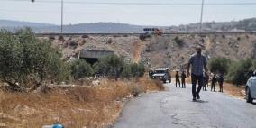 الاحتلال يواصل حصار قرية برقة شرق رام الله لليوم الثاني على التوالي ويحتجز 26 مواطنا