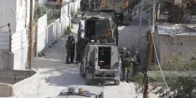 الاحتلال يصيب مواطنين ويعتقل 6 آخرين في الخليل