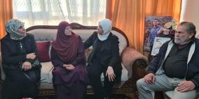 غنام تستهل تهنئة الأسرى والاسيرات المحررات بزيارة والدة الشهداء والاسرى ام "عاصف البرغوثي" 