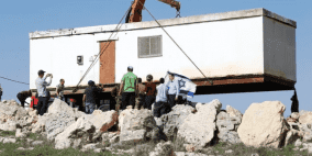 مستوطن ينصب بيتا متنقلا في قرية حوسان غرب بيت لحم