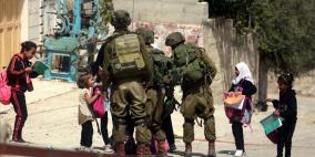 الاحتلال يعتدي على شاب ووالديه في تل الرميدة بمدينة الخليل