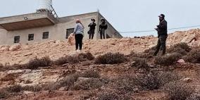 الاحتلال يوقف البناء في ثلاثة منازل ويهدم بئرا شمال الخليل