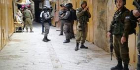 الاحتلال يغلق محلات تجارية في بلدة عزون شرق قلقيلية