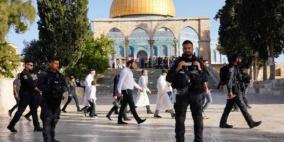 عشرات المستوطنين بحماية الاحتلال يقتحمون المسجد الأقصى