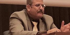 خوفا من ان  يسقط رأسه خلع حذاءه 