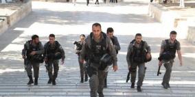 الاحتلال يعتقل مقدسيين ويستدعي عضوا في إقليم فتح بالقدس للتحقيق