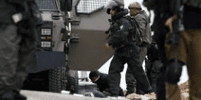 الاحتلال يعتقل شابا بعد إطلاق النار على مركبته بالخليل