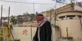 الغارديان: في الخليل أصبح المستوطنون  ينتقمون من الفلسطينيين ويحوّلون حياتهم جحيماً