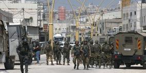 جيش الاحتلال يعتقل مواطنا من الخليل ويداهم عدة أحياء وبلدات