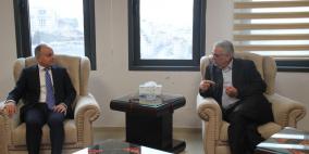 غنيم يبحث مع السفير المصري اثار العدوان على قطاع المياه في غزة
