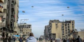 مركز "شمس": إلقاء المساعدات على قطاع غزة بواسطة الطائرات شكل من أشكال الاستعراض السياسي