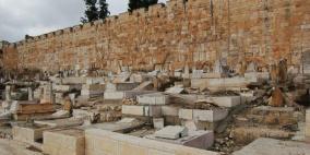 مستوطنون يحطمون شواهد قبور في مقبرة باب الرحمة