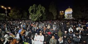 أكثر من 100 ألف يؤدون صلاتي العشاء والتراويح في المسجد الأقصى
