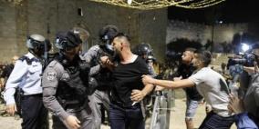 شرطة الاحتلال ومستوطنون يعتدون على المصلين أثناء خروجهم من المسجد الأقصى