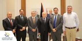 البنك الإسلامي الفلسطيني ووزارة الاقتصاد الوطني يبحثان تعزيز التعاون المشترك
