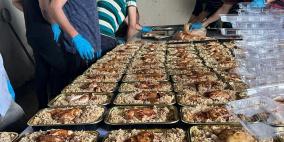 دائرة شؤون اللاجئين توزع أكثر من عشرة آلاف وجبة ساخنة في قطاع غزة