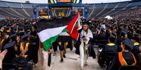 خريجون يرفعون العلم والكوفية الفلسطينية أثناء حفلات التخرج في الجامعات الأميركية