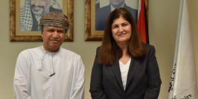الوزيرة شاهين تطلع السفير العماني على أولويات الحكومة الفلسطينية في ظل الظروف الراهنة