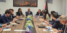 دائرة شؤون اللاجئين تعقد اجتماعًا بمشاركة ديبلوماسيون عرب واجانب