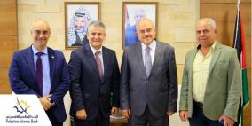 البنك الإسلامي الفلسطيني ووزارة الحكم المحلي يبحثان التعاون المشترك