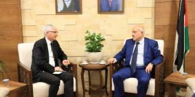الوزير حجاوي والسفير التركي يبحثان سبل تعزيز علاقات التوأمة بين البلديات الفلسطينية ونظيراتها التركية
