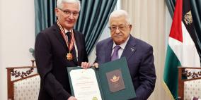 الرئيس يمنح القنصل التركي العام في القدس "نجمة القدس" من وسام القدس