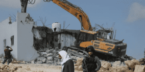 الاحتلال يجبر اربعة أشقاء من عائلة أبو الهوى على هدم أجزاء من منازلهم في الطور