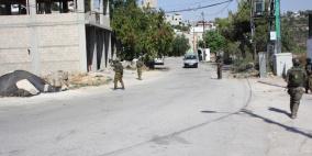 مستوطنون ينكلون بشاب ويحطمون مركبته في نبع العوجا