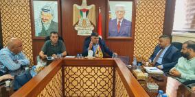 محافظ نابلس يعلن البدء بإعادة ترميم المنازل التي تم حرقها في جالود