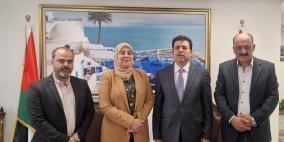 د. غنام تُعزي السفير التونسي باستشهاد فارس الذي ارتقى لدى رفعه علم فلسطين 
