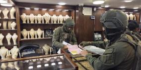 خبير اقتصادي يكشف لراية خطورة سطو الاحتلال على محلات صرافة بالضفة 