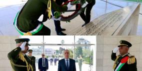 نيابة عن الرئيس.. الشيخ يضع إكليل زهور على ضريح الشهيد عرفات 
