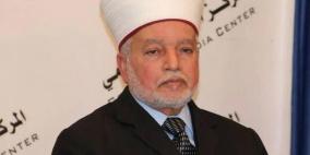 الاحتلال يُسلّم مفتي القدس قرارا بالإبعاد عن المسجد الأقصى لمدة أسبوع قابل للتجديد