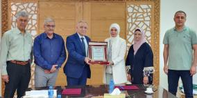 مذكرة تفاهم لتشغيل 85 نازحًا من مخيمي طولكرم ونور شمس