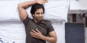 النوم بسماعات الأذن قد يؤدي إلى الخرف