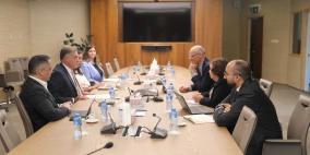 محافظ سلطة النقد والبنك الدولي يبحثان تعزيز التعاون في مجالات الاستقرار المالي