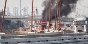 إغلاق شارع رقم 1 بعد اندلاع حريق في شاحنة باللد