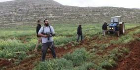 للاستيلاء عليها: مستوطنون يحرثون أراضي في المنيا جنوب شرق بيت لحم