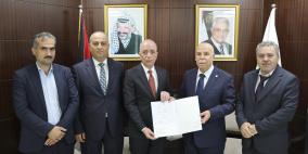 رئيس مجلس القضاء الأعلى يتسلم قراراً رئاسياً بتخصيص قطعة أرض والبناء المقام عليها لصالح محكمة استئناف نابلس  