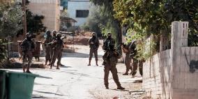 الاحتلال يصيب 3 مواطنين ويحتجز آخرين في مخيم الفارعة