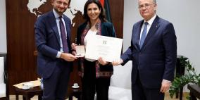 علا عوض رئيسة الإحصاء الفلسطيني تتقلد وسام نجمة إيطاليا الكبرى