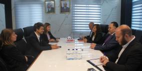 الوزير الميمي يبحث مع مدير الصليب الأحمر تعزيز التعاون المائي والإغاثي في فلسطين