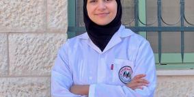 خريجة كلية الصيدلة من الجامعة العربية الأمريكية رزان سباعنة تجمع بين التفوق والبحث العلمي والطموح المهني