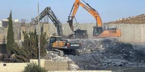 الاحتلال يخطر بهدم منشآت سكنية وزراعية جنوب شرق القدس