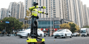 الصين تطلق أول روبوت بشري لإدارة المرور في هانتشغو