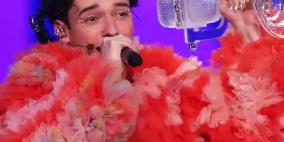 المغني السويسري "نيمو" يتخلى عن كأس "يوروفيجن" احتجاجا على مشاركة إسرائيل