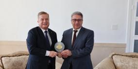 السفير عواد يلتقي السفير المصري في بكين