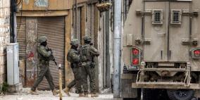 6 عائلات تخلي منازلها تمهيدا لهدمها في مدينة نابلس