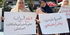 خاص| عائلات الشهداء والأسرى تعتصم برام الله رفضًا لقرار قطع الرواتب