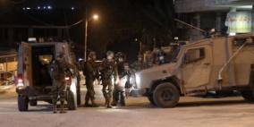 الاحتلال يعتقل سيدة ومسنا و4 أطفال من بلدتي يطا وبيت أمر بالخليل